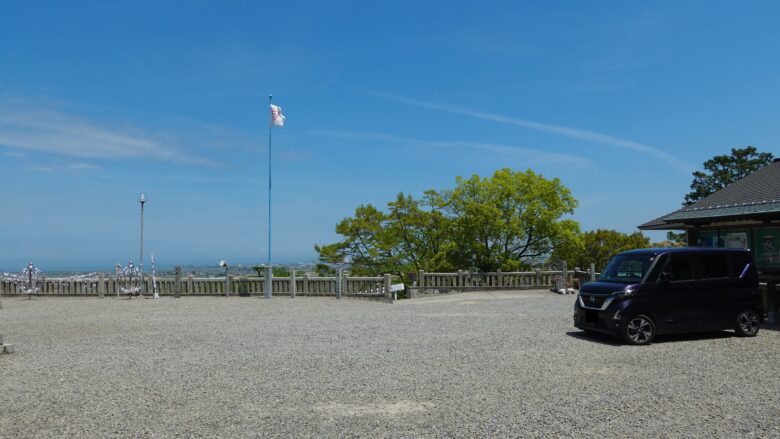 本殿の直ぐ近くに駐車場あり