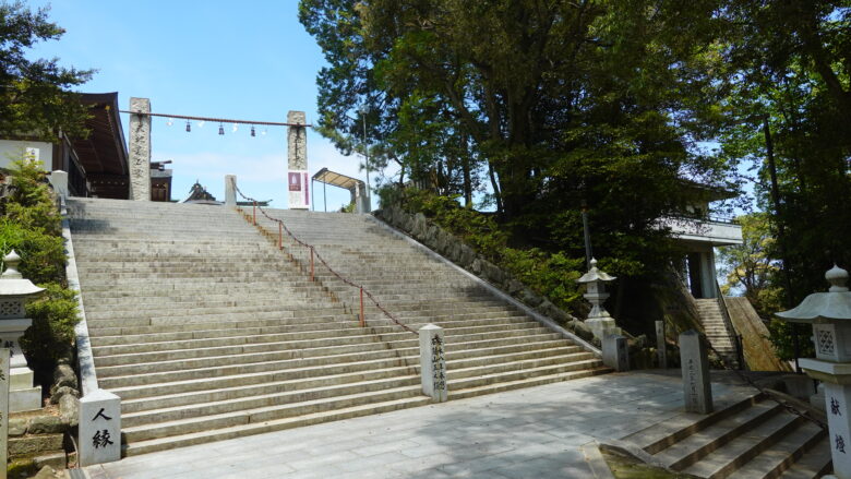 石段を上った先に本殿が建つ
