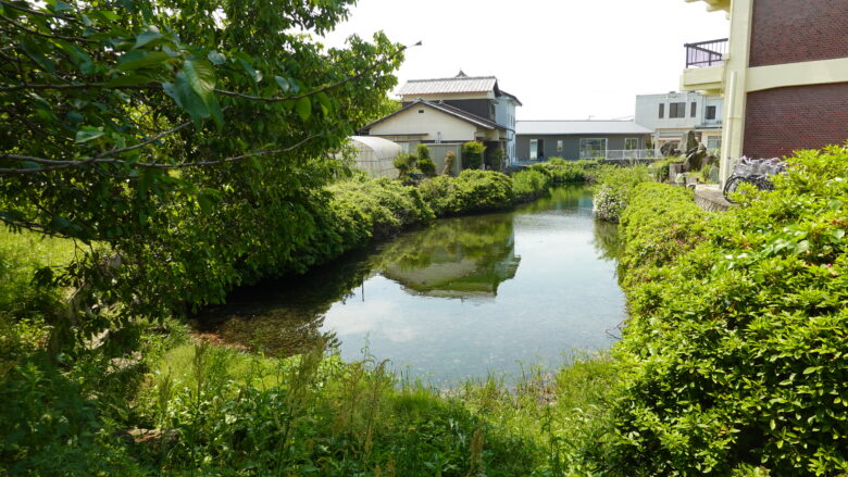 豊かな地下水が湧き出す観音泉(観音水)