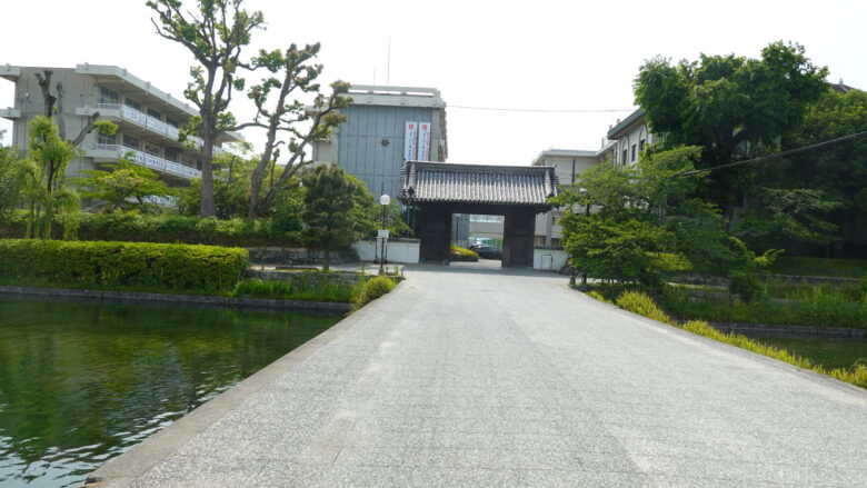 大手門が建つ高校の通学路