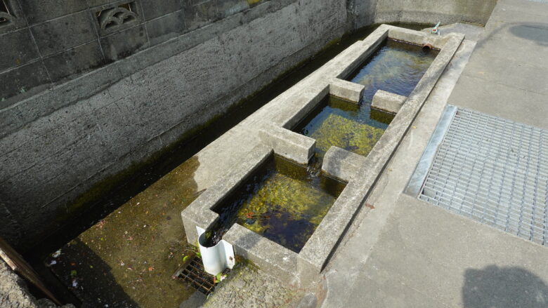 喜多川地区に鎮座する荒神社付近の用水路