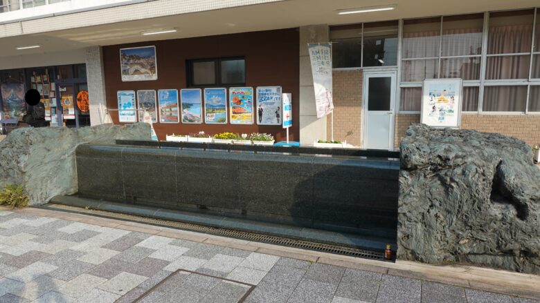 伊予西条駅前の広場、噴水のモニュメントがある