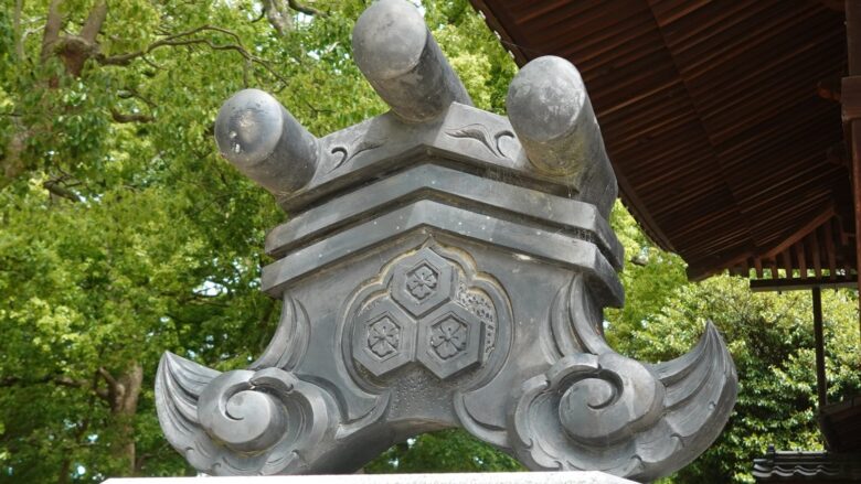 三盛亀甲花菱の神紋