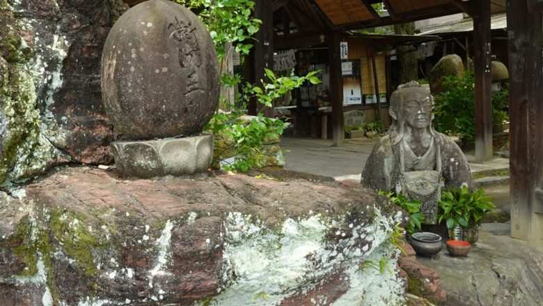 土下座して許しを請う衛門三郎
