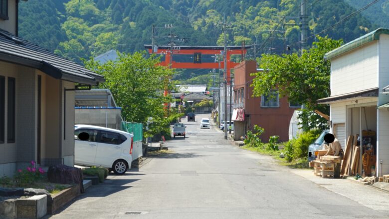 石鎚神社(口之宮本社)の大鳥居が見えてきた