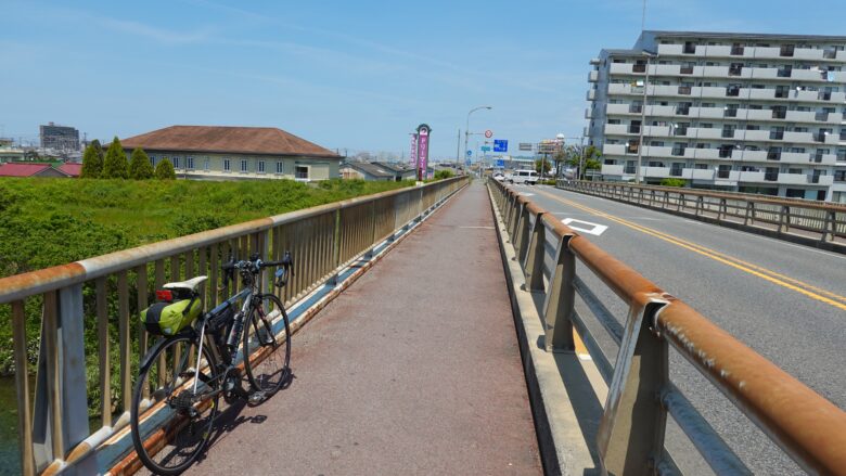 加茂川橋を渡り市街地へ