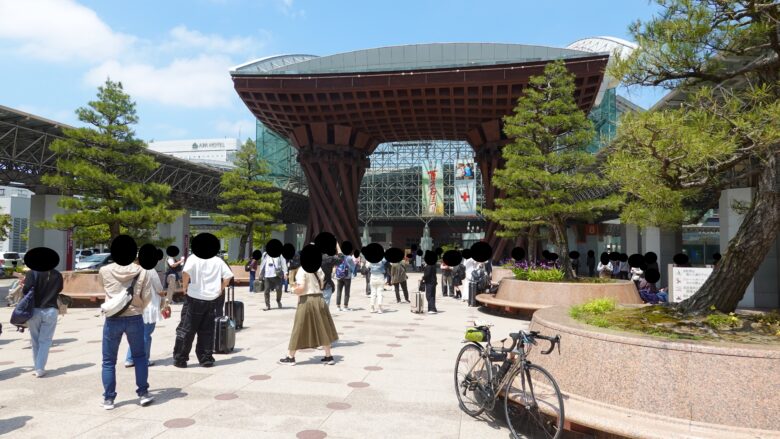 JR金沢駅前に建つ鼓門