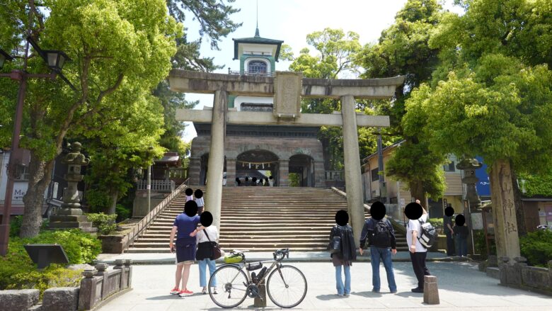 尾山神社の神門前