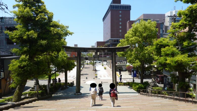 尾山神社は市街地にある