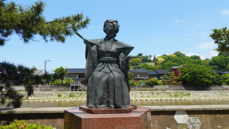 瀧の白糸像