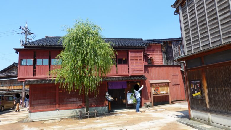ベンガラ色の建物が目を引く