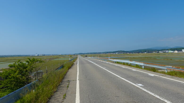 どこまでも真っ直ぐ続くような気がする