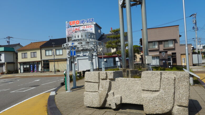 駅前のモニュメントにご注目