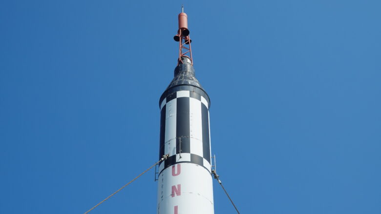 ロケットの先端部分をよく見ると、マーキュリー宇宙船が見える