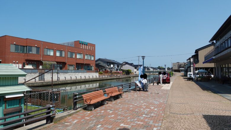川の駅新湊前にある乗船口