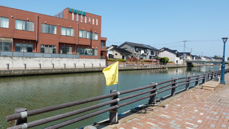 黄色い旗が気になる
