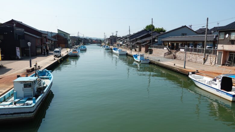 両岸に漁船が並ぶ景色