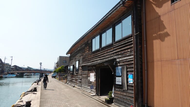 番屋カフェ（右）、映画「人生の約束」のロケ地になったという
