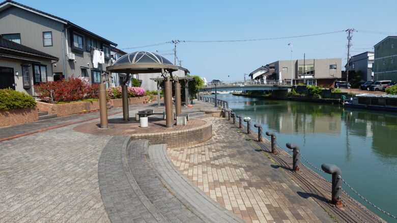 ベンチに座って一休み