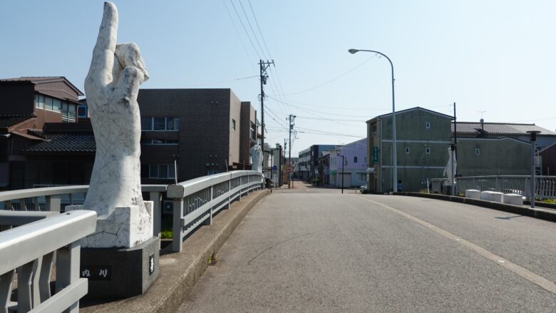 車が普通に通るので、橋の上を移動する際は注意して