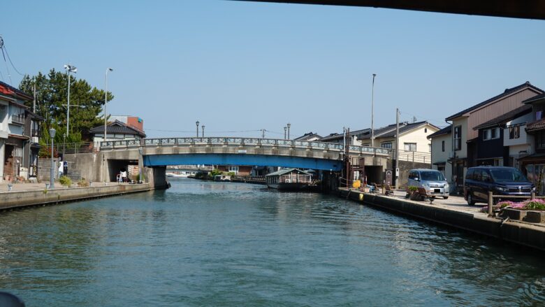 内川を進む、前方に見えるのは神楽橋