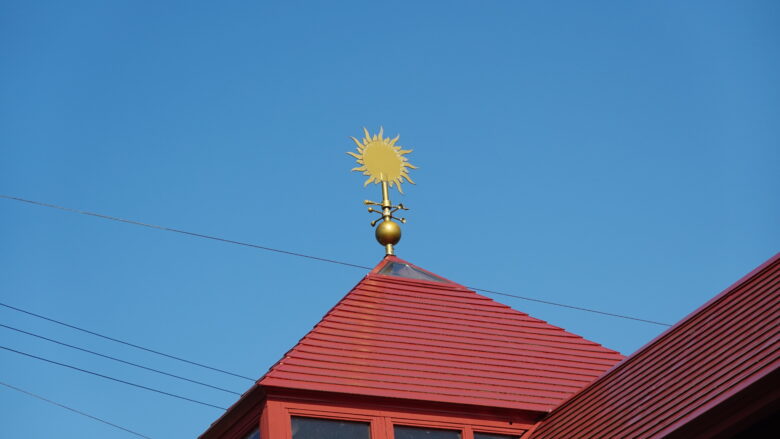 太陽をかたどった風見鶏