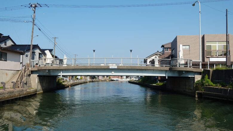 手の彫刻が目を引く「山王橋」