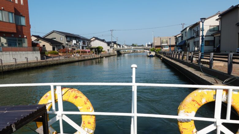 船上から内川周辺の町並みを眺める