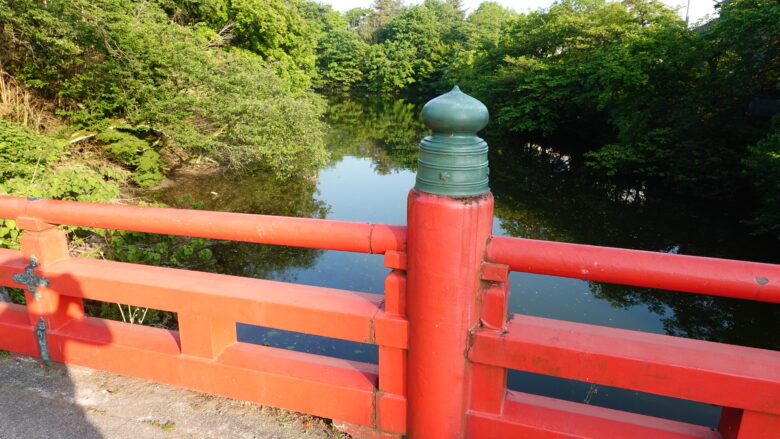 欄干越しに水濠を見物しよう