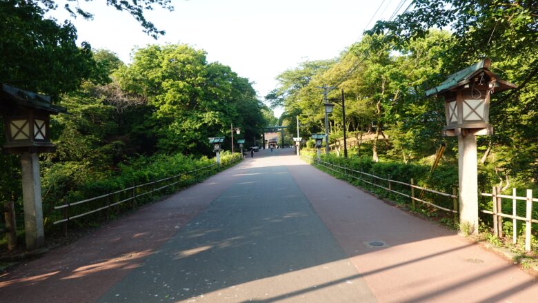 参道を歩いて境内へ