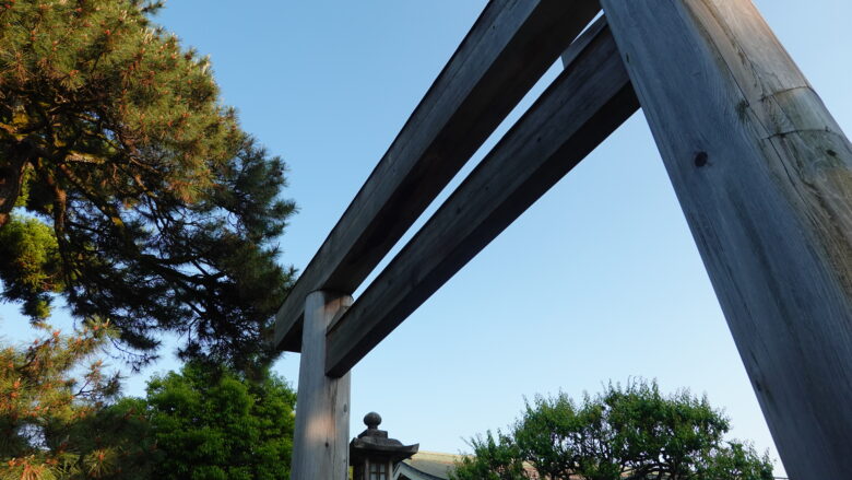 射水神社の一の鳥居を見上げる